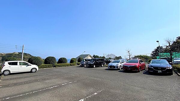 【駐車場】平置き駐車場となりますので車両の高さ制限等を気にせずご利用いただけます。