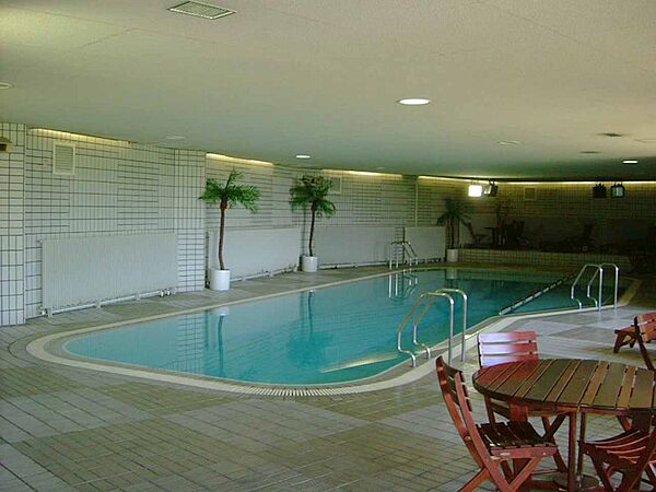 【屋内プール】広々とした屋内プールがございます。健康維持にご活用いただけます。