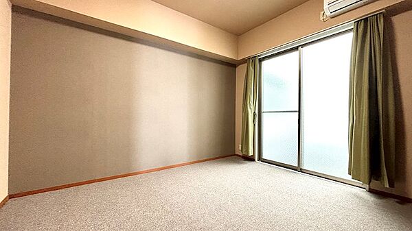 【洋室】こちらは北西側の洋室です。北東側にはライトコートがありこちらも採光、通風確保の窓がございます。