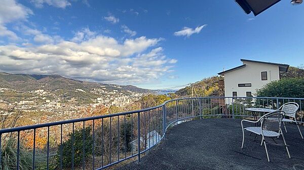 デッキ：眼下に熱海の街並みを臨み、山の稜線や海、遠くには真鶴半島まで望みます。