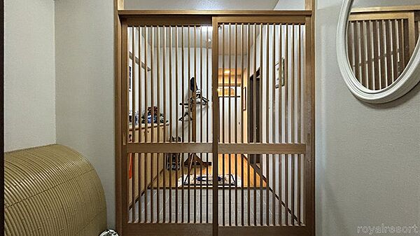 今回のお部屋の玄関。ご覧の用に「和」の雰囲気を演出しています。