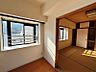 その他：角部屋特有の出窓付きで、あたたかい日差しが差し込みます。