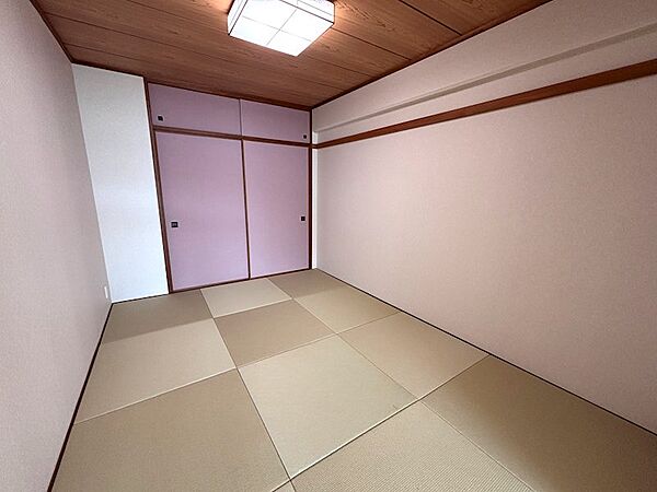 【和室】寛ぎの和室6畳。琉球畳で和モダン空間を演出。