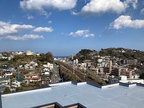 線路の先に湘南方面まで望みます