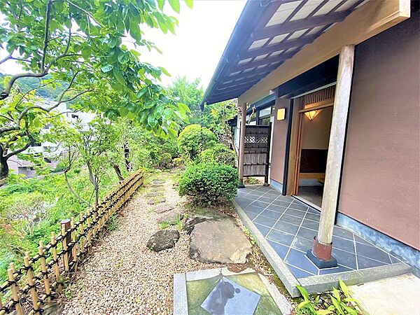 【Entrance】和を感じる入り口。自動シャッター開閉。