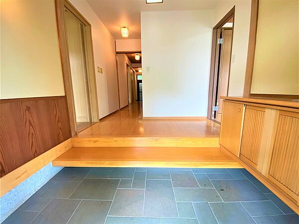 【Entrance】日本家屋を彷彿する、広々とした玄関スペース。