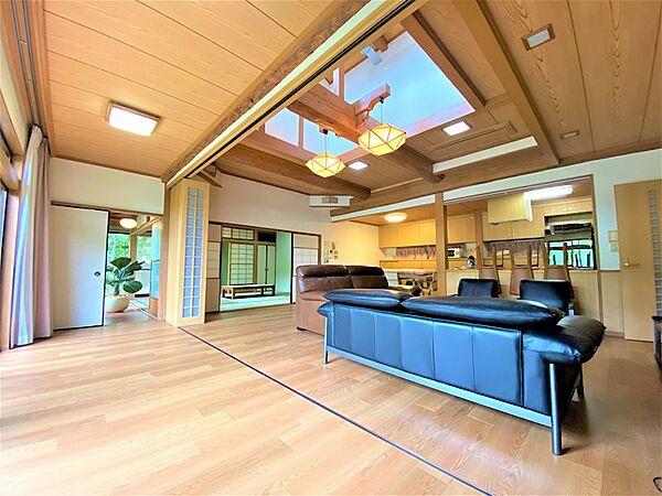 【Living-Dining】開放感があり、広々としたリビングスペース。