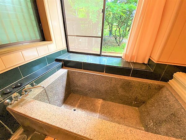 【bathtub】豪勢な石風呂でゆったりお寛ぎいただけます。
