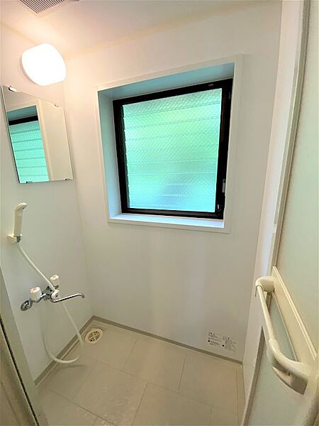 【Shower-booth】2階には、コンパクトなシャワーブースが設置されています。