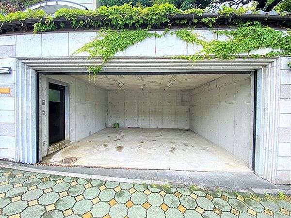 【Parking】屋根付き駐車場。2台駐車可能。
