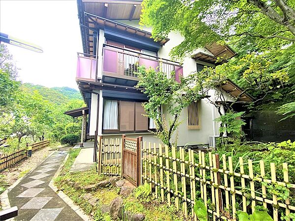 【Residence】高台に建つ緑に囲まれた風情ある一戸建て。
