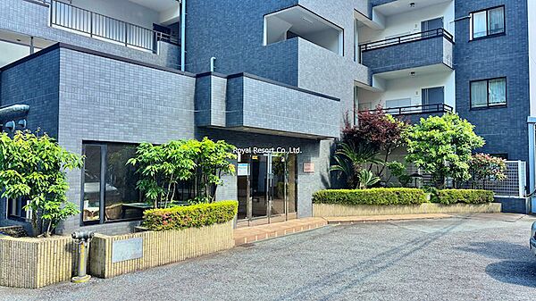 【レジデンス】落ち着いた佇まいのレジデンスは、周囲の自然と調和した景観が魅力です。
