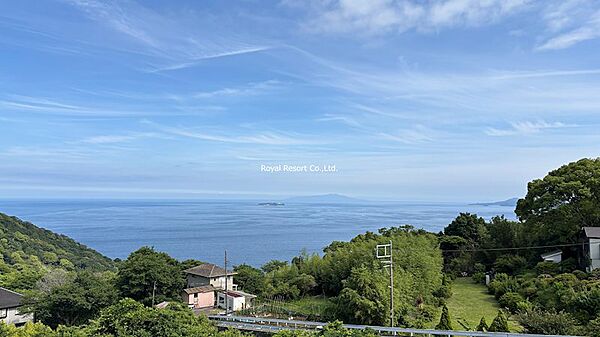 【眺望】青く輝く海と伊豆山の豊かな緑が織りなす眺望は、四季折々に異なる表情を見せ、日常に癒しと安らぎを与えてくれます。