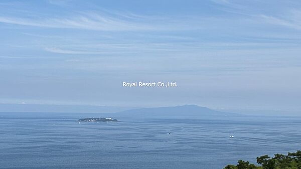 【ズーム】眼前には雄大な相模湾が広がり、その先には初島を望む開放的な景色が広がります。