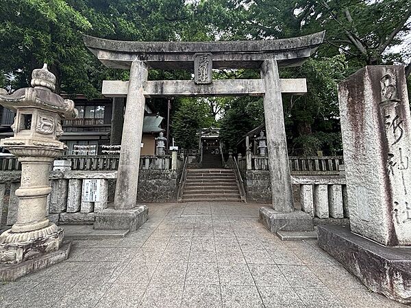 【近隣】推定樹齢850年のご神木が威容を誇る五所神社徒歩約4分。