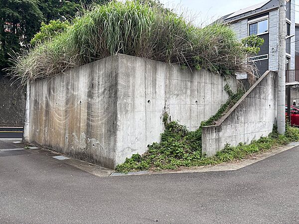 【現地】高台擁壁のある地形。平成19年頃に分譲地となってます。