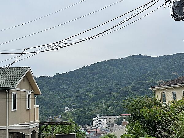 【眺望】緑豊かな山々の景色を望む場所です。