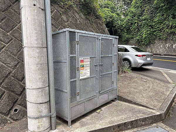 【周辺】対象地すぐ前には、ゴミステーションが設置されています。