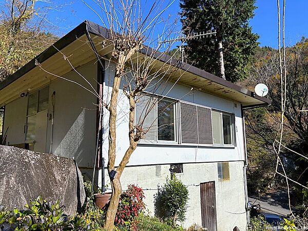 【外観】伊豆山の緑に包まれ、主張しすぎない外観が、この地ならではの穏やかな住環境を演出しています。