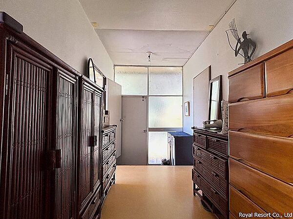 【室内】室内は、自然に囲まれた立地に調和する、落ち着いた雰囲気の住空間。