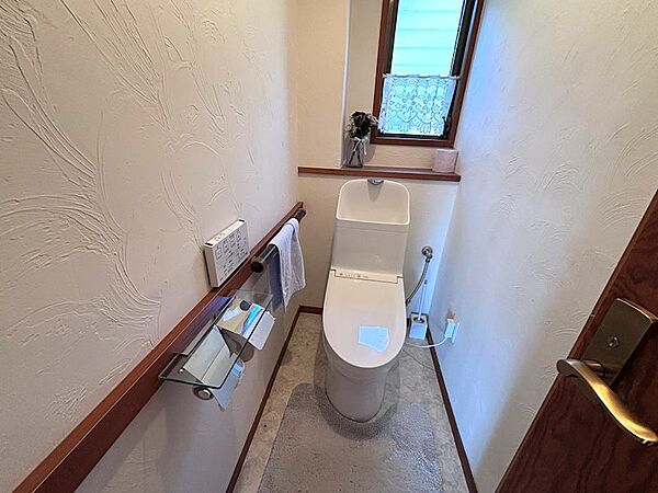 【トイレ】3階ゆったりとしたスペースのトイレです。