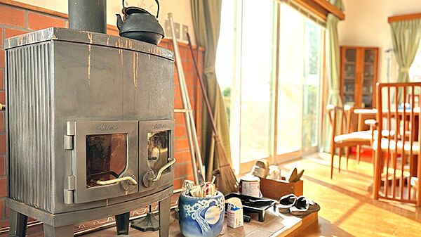 【リビング】お部屋には暖炉が設置されております。