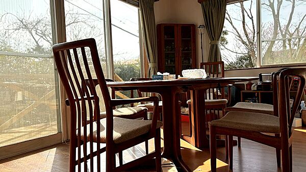 【リビング】3月の11時ごろの様子です。暖かい日差しが差し込みます。