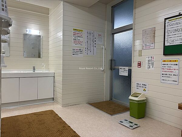 【脱衣所】シンプルながらも機能性を備え、清潔感のある落ち着いた雰囲気の脱衣所。