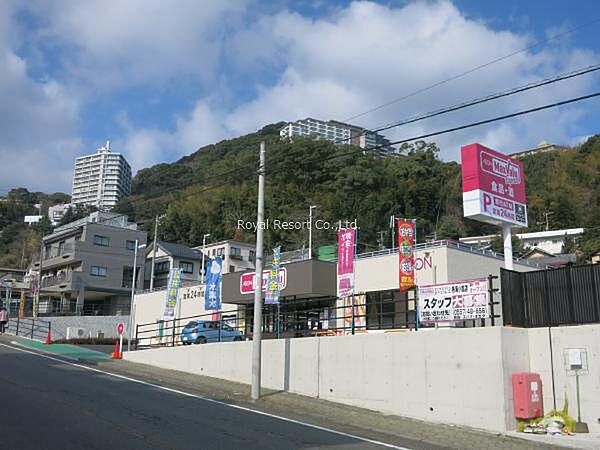 【周辺】最寄りのバス停まで徒歩1分。スーパーまで約850mとスーパーまで約850mと利便性を兼ね備えています。