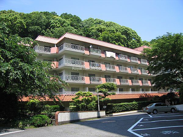 【レジデンス】周囲の緑と調和した佇まいは、紅葉ヶ丘ならではの穏やかな住環境に自然と溶け込みます。