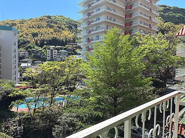 【眺望】正面にはマンションがございますが、視線の抜けや光の入り方にも配慮されたポジションです。