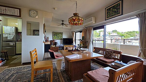 こちらがリビングダイニング。今回の対象不動産は開口部が多く、開放的なお部屋になっています。
