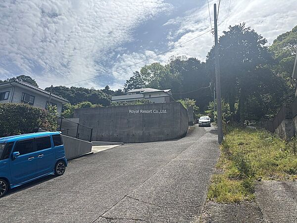 【前面】敷地へのアプローチ計画や建物配置を工夫することで、プライバシー性や景色を活かした魅力的な住まいづくりが可能です。