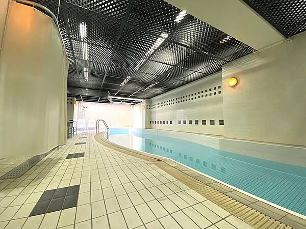 健康志向設計。屋内プールで日頃の運動不足を解消できます。