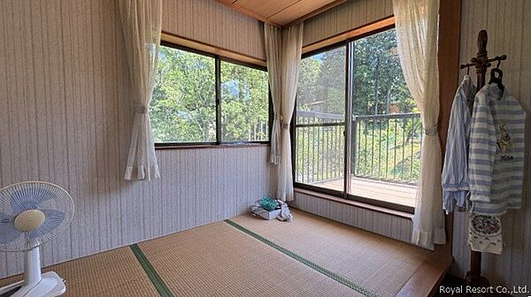 2階和室：バルコニーが設けられております。