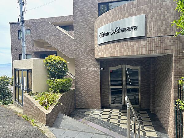 【レジデンス】高台ならではの開放感と存在感を備え、現地に足を運ぶと海と緑に包まれた穏やかな空気感をご体感いただけます。