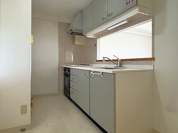 【キッチン】作業スペースや収納も確保されており、調理器具や食器類もすっきり整理できます。