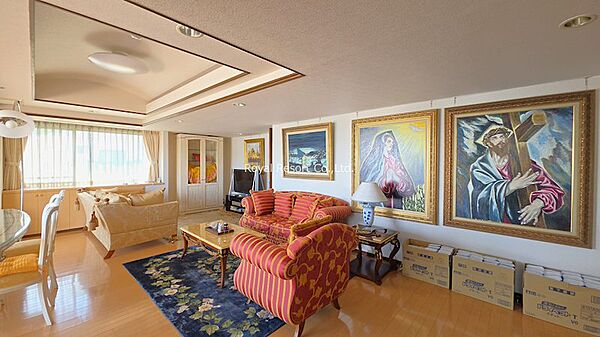 【LD】和室を取り込み、より広々としたリビングダイニングへと変更された開放感ある空間です。
