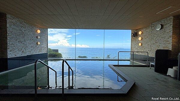温泉大浴場：海を愛でる美しい造り。