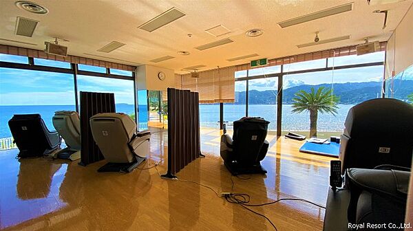 マッサージチェア：海を臨みながらリラックスできます。