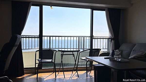 リビングダイニング：水平線をお部屋から臨む景色