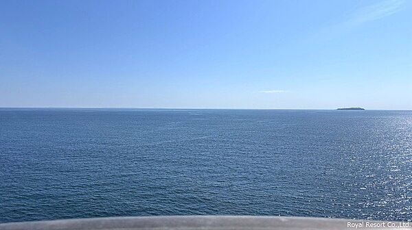 眺望：正面には水平線を一望。クルーズ船からの眺めのようです。