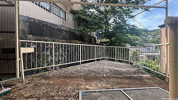 【2Fバルコニー】駐車スペースの上部を利用したバルコニーが設けられております。