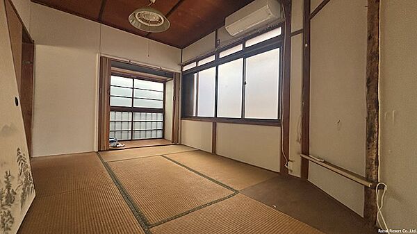 【2F南和室】昔ながらの和室ならではの趣が残されており、昭和の住まいの魅力を感じられる一室です。