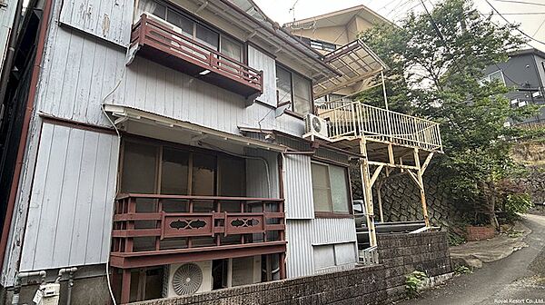 【外観】現代の住宅にはないどこか懐かしい雰囲気が漂い、昭和の面影を色濃く残しています。