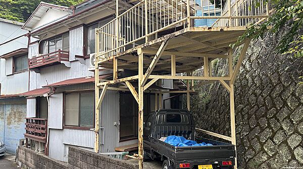 【駐車場】お車での移動を中心とした生活や、セカンドハウスとしてのご利用にも対応。敷地内には駐車スペース1台分を確保。