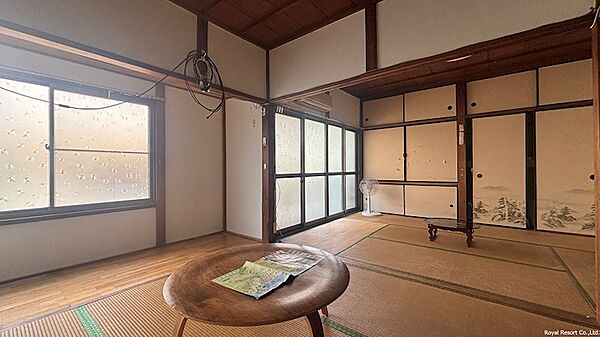 【1F和室】1階に設けられた和室は、落ち着いた雰囲気のくつろぎ空間です。