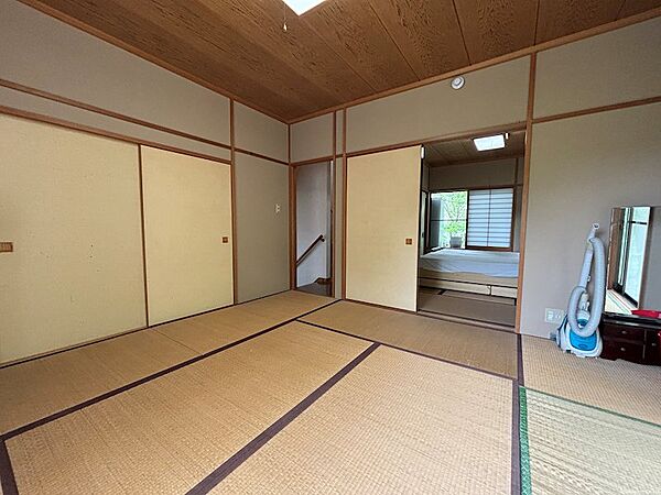 和室8畳、向こうに見えるは和室6畳となります。