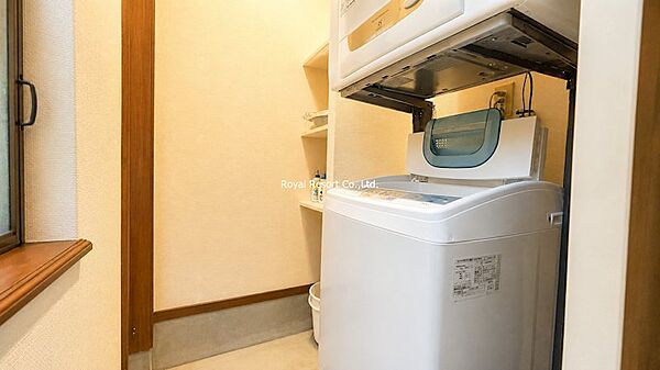 【勝手口】キッチン奥には勝手口が設けられており、その近くに洗濯機置き場を配置しています。