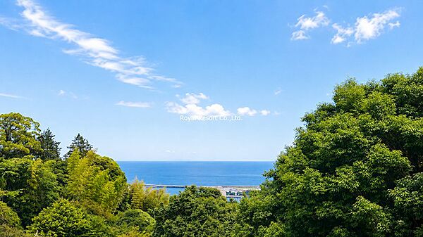 【眺望】日中は緑豊かな景色に癒され、夜には熱海の街の灯りや花火が特別な時間を演出してくれます。
